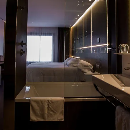 & Ciudad De ホテル Binéfar