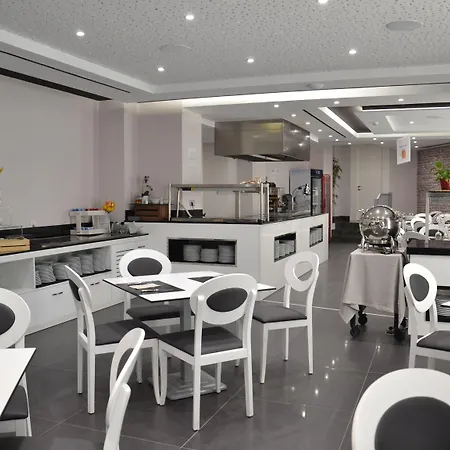 & Ciudad De ホテル Binéfar