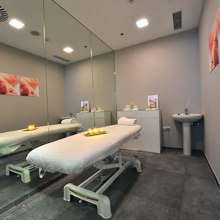 & Ciudad De Szálloda Binéfar