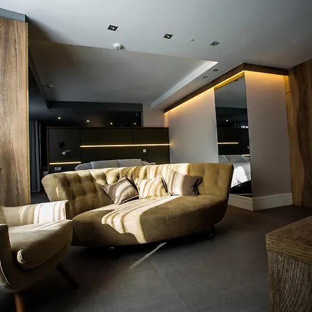 & Ciudad De Hotell 4*
