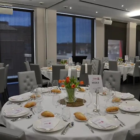 & Ciudad De Hotell 4*